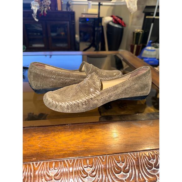 ⭐️ Women’s Vaneli Shiny Tan Driving Loafers. Size 6.5. Preppy Casual. Everyday - Picture 3 of 5